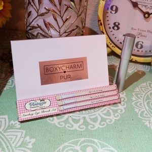 Eyeshadow and brush combo